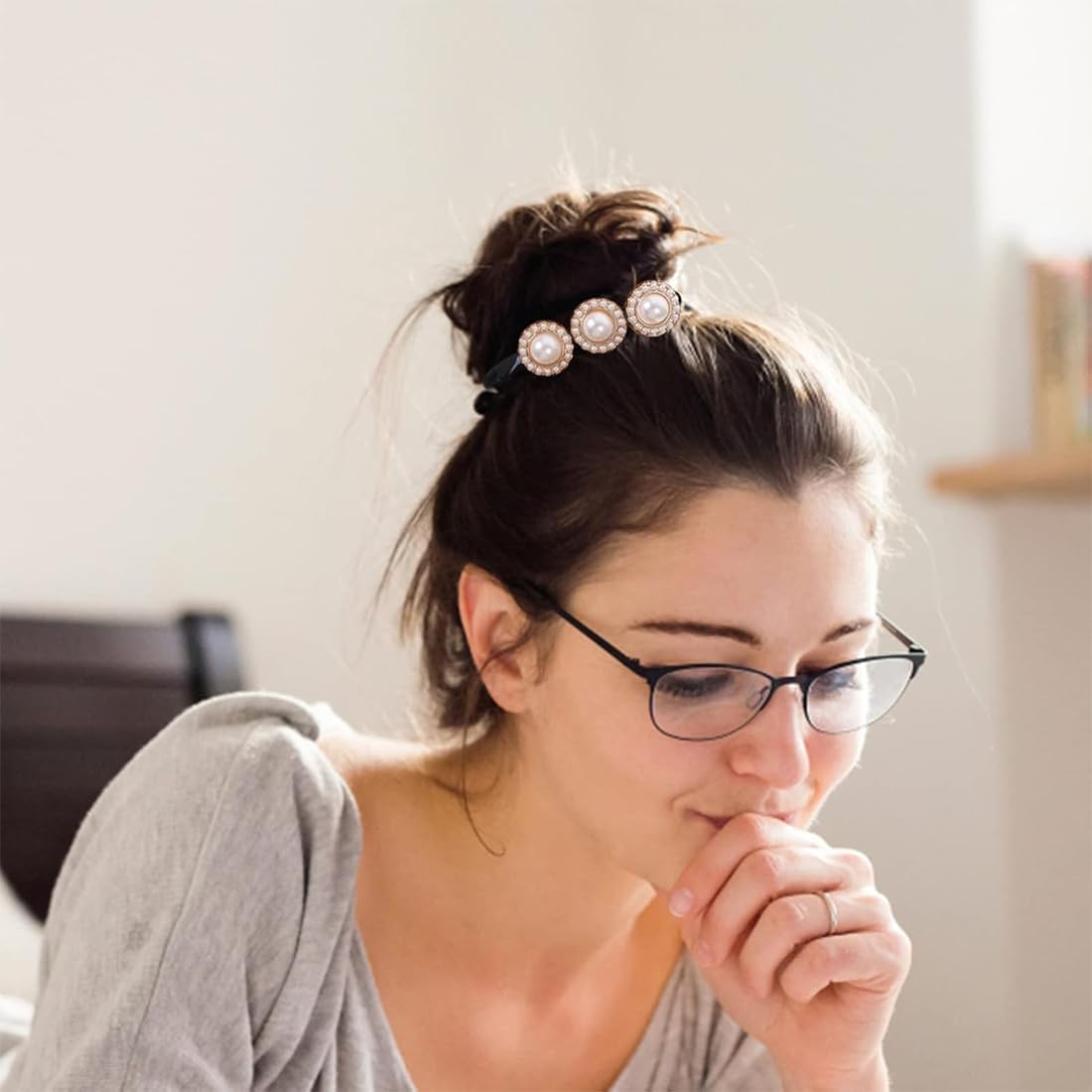 Chignon magique : 3 pièces pour un coiffage facile et élégant Découvrez notre ensemble de 3 pièces de chignon magique, idéal pour créer des coiffures donut ou bouclées en un rien de temps. Parfait pour les femmes pressées qui souhaitent ajouter une touche sophistiquée à leur look quotidien, cet accessoire de coiffure vous promet une tenue impeccable tout au long de la journée. – Image 4