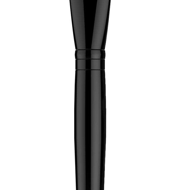 Brosse professionnelle en pinceau éventail : l'outil idéal pour un teint lumineux et naturel Pour les passionnés de maquillage, cette brosse en nylon facilite l'application de fond de teint et de poudre, garantissant une finition impeccable.