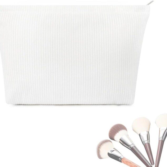 Petite trousse de maquillage élégante : l'accessoire incontournable pour les femmes en voyage