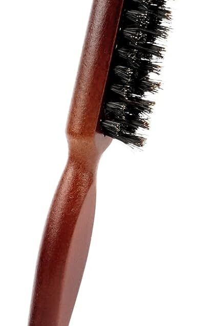 Brosse à cheveux en poils de sanglier : la solution idéale pour les professionnels Découvrez notre brosse à cheveux en poils de sanglier, conçue pour les coiffeurs et passionnés de coiffure, offrant une finition impeccable et un démêlage doux grâce à son manche en bois élégant.