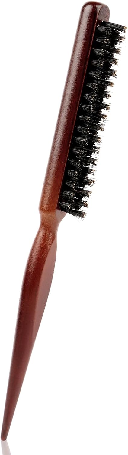 Brosse à cheveux en poils de sanglier : la solution idéale pour les professionnels Découvrez notre brosse à cheveux en poils de sanglier, conçue pour les coiffeurs et passionnés de coiffure, offrant une finition impeccable et un démêlage doux grâce à son manche en bois élégant.