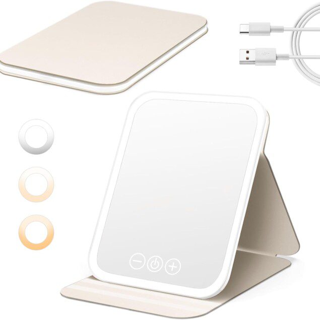 Miroir de maquillage lumineux : l'accessoire rechargeable et portable pour les voyages et la maison Découvrez le miroir pliable Ultra HD avec 3 couleurs de lumière et luminosité réglable, idéal pour un maquillage parfait en toutes circonstances.