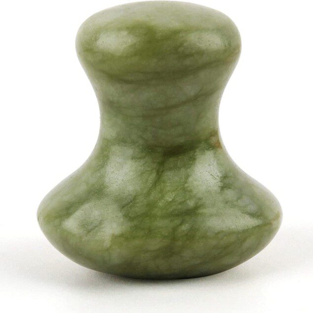 Masseur visage champi gua sha en pierre naturelle de jade vert : idéal pour les femmes cherchant à rafraîchir leur teint et réduire les cernes