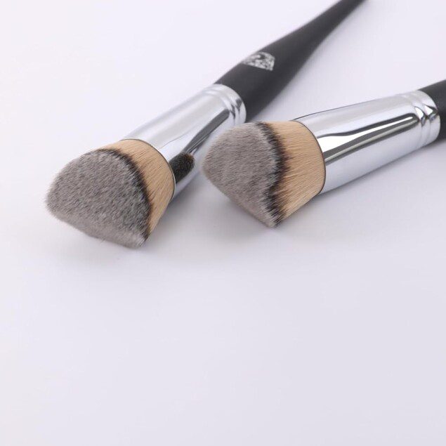 Pinceau fond de teint à deux angles : l'outil essentiel pour un maquillage parfait