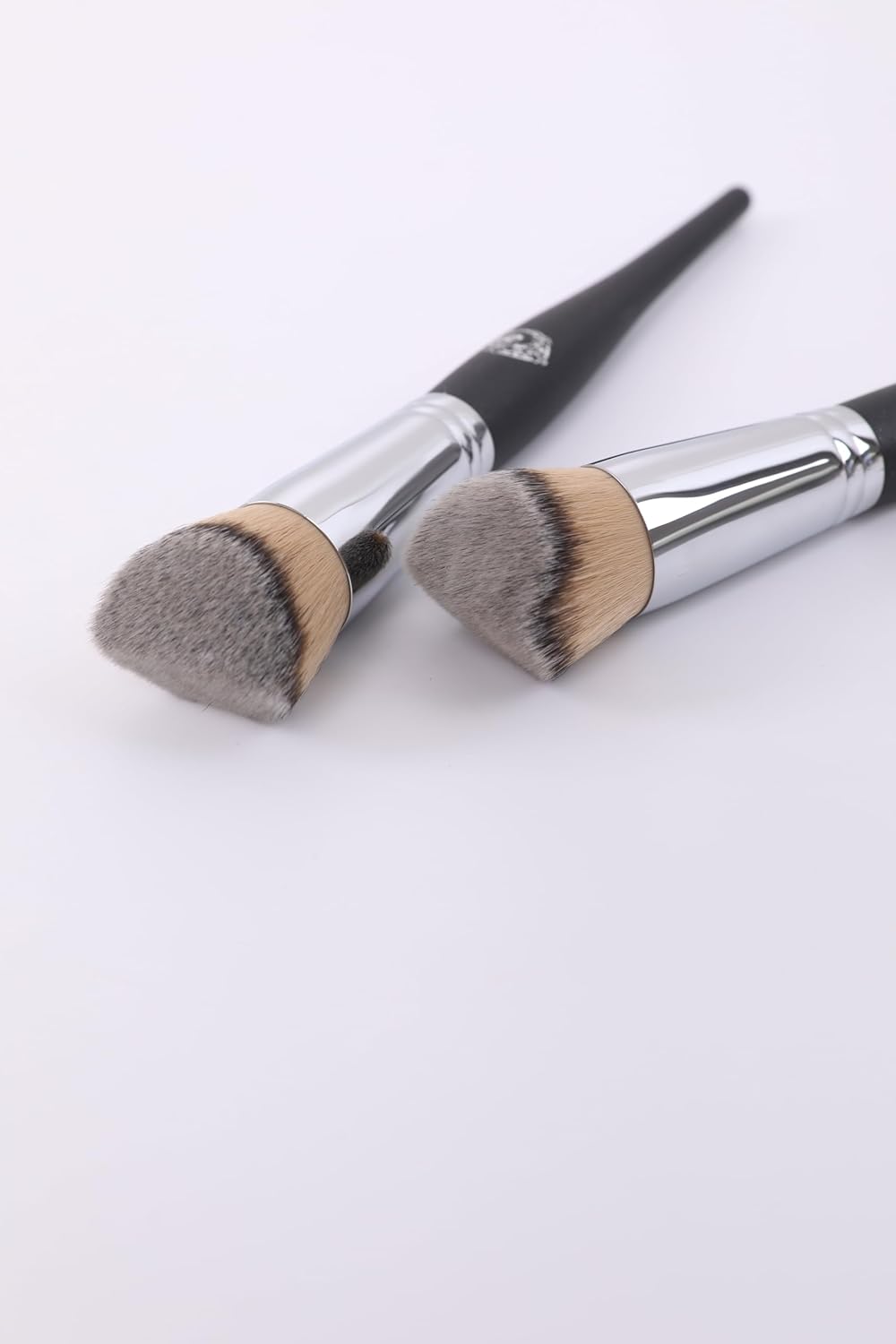 Pinceau fond de teint à deux angles : l'outil essentiel pour un maquillage parfait