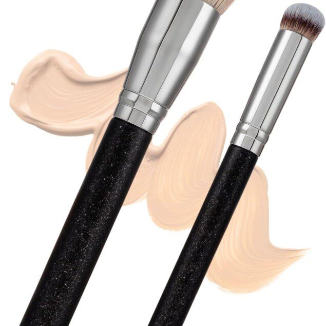 Pinceaux de maquillage professionnels : set 2 pièces pour un teint parfait  Découvrez le pinceau fond de teint oblique et le pinceau anti-cernes yeux, adaptés aux passionnées de maquillage recherchant un fini impeccable grâce à des poils denses et un manche cylindrique ergonomique.