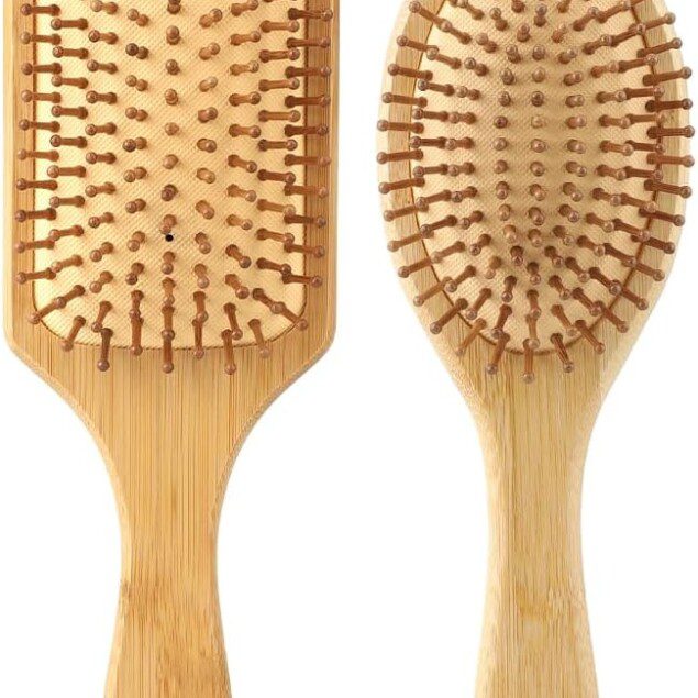 Brosse à cheveux en bambou naturel : l’accessoire idéal pour toute la famille Découvrez notre brosse à cheveux en bambou naturel, composée de deux brosses parfaitement adaptées aux hommes, femmes et enfants. Idéale pour démêler les cheveux longs et lisses, elle vous offre une expérience de soins capillaires respectueuse de l'environnement tout en garantissant des résultats éclatants. Offrez à vos cheveux la douceur et la brillance qu'ils méritent grâce à cet accessoire élégant et durable.