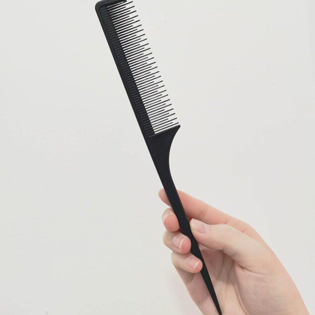 Peigne de coiffeur en carbone noir : l'outil idéal pour les professionnels et les passionnés de coiffure