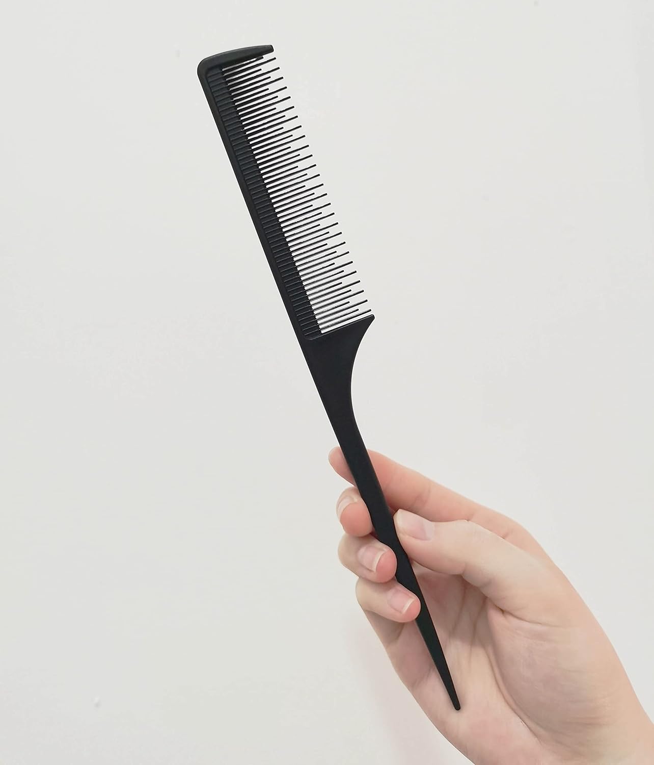 Peigne de coiffeur en carbone noir : l'outil idéal pour les professionnels et les passionnés de coiffure