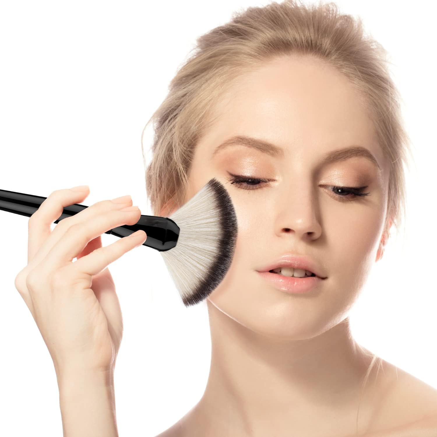 Brosse professionnelle en pinceau éventail : l'outil idéal pour un teint lumineux et naturel Pour les passionnés de maquillage, cette brosse en nylon facilite l'application de fond de teint et de poudre, garantissant une finition impeccable. – Image 3
