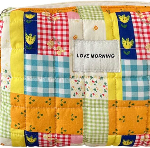 Poches de maquillage matelassées : le sac de beauté portable idéal pour adolescentes  Découvrez le sac de beauté multifonction qui allie élégance et praticité, parfait pour accompagner les adolescentes dans tous leurs déplacements tout en gardant leurs essentiels de maquillage organisés et à portée de main.