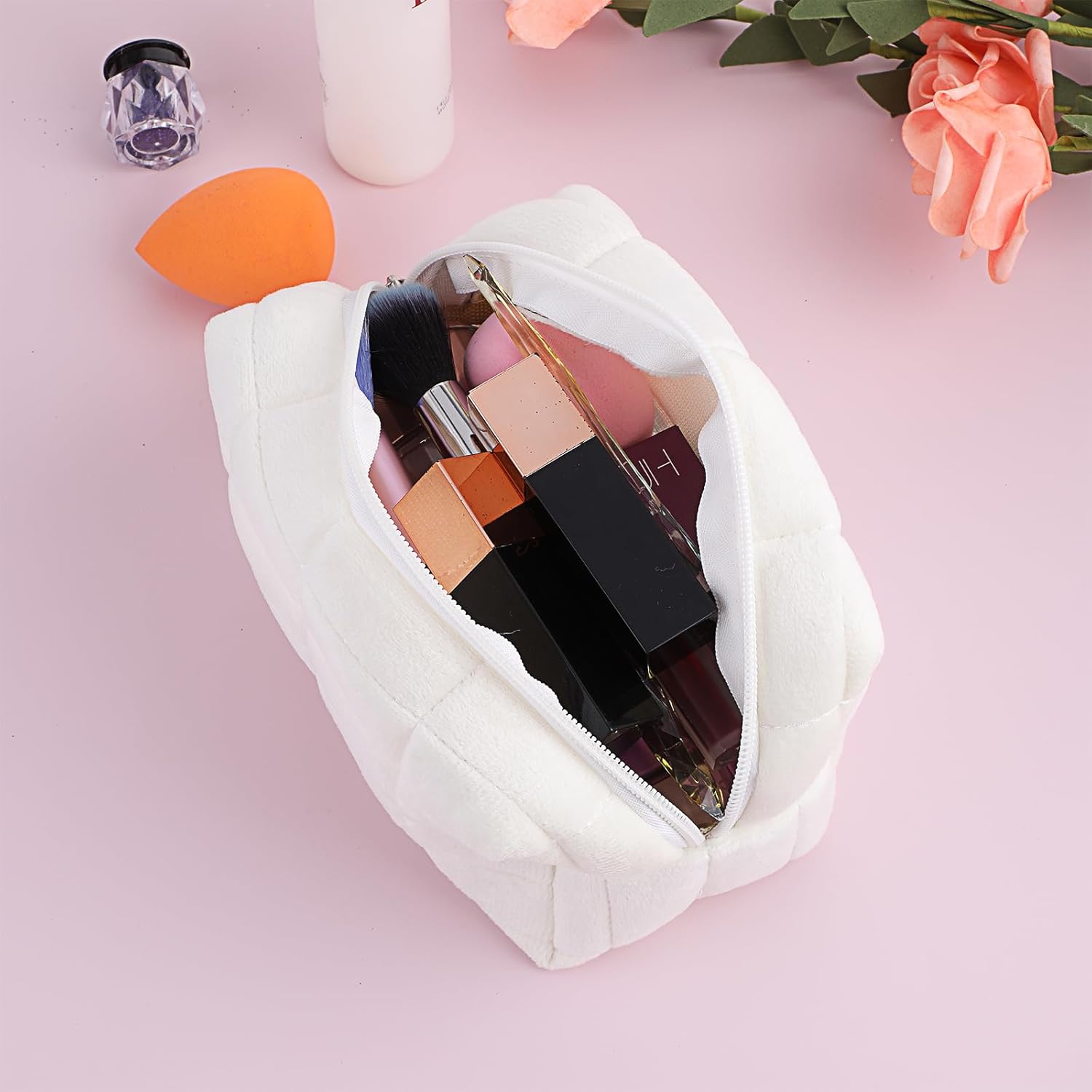 Jolie trousse de maquillage en daim à motif damier : l'accessoire parfait pour les femmes en quête d'élégance lors de leurs voyages – Image 5