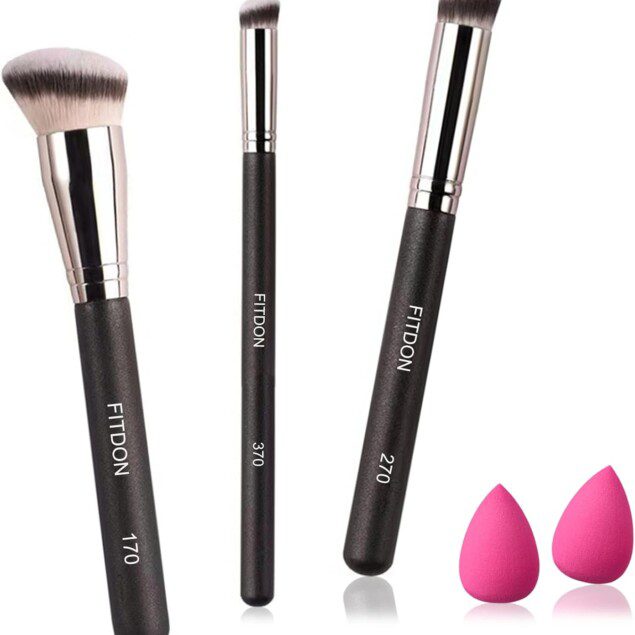 Pinceaux et éponges de maquillage : set idéal pour un teint parfait Découvrez le kit de 3 pinceaux pour fond de teint et anti-cernes, accompagné de 2 mini éponges pour un estompage impeccable de votre maquillage.