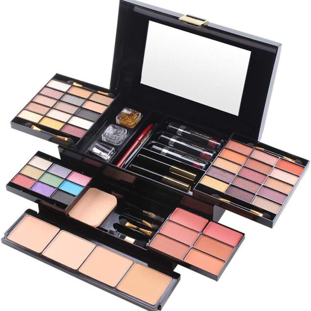 Coffret de maquillage complet pour les passionnées de beauté : ombres à paupières, rouge à lèvres et accessoires inclus
