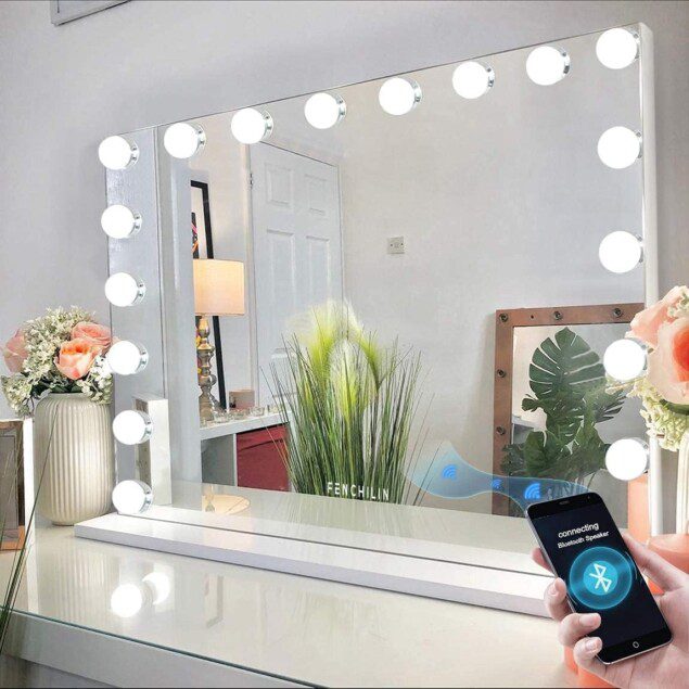 Miroir Hollywood Bluetooth : un éclairage optimal pour les passionnés de maquillage   Découvrez le miroir de maquillage avec 18 ampoules LED dimmables et fonction Bluetooth, idéal pour un rendu parfait et un usage quotidien.
