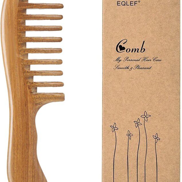Peigne en bois pour cheveux bouclés : l'allié idéal pour démêler sans casser