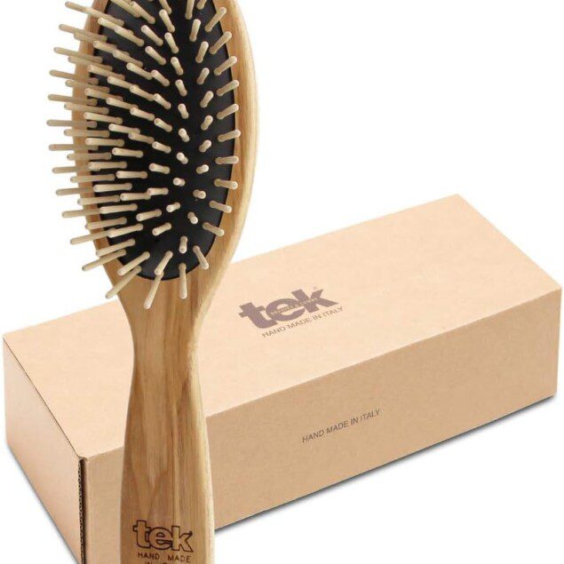 Grande brosse ovale à picots réguliers en bois de frêne : un soin doux et naturel pour tous les types de cheveux