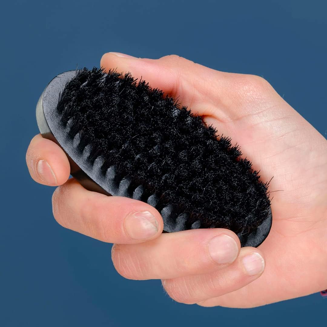 Brosse barbe homme : l'accessoire idéal pour discipliner et coiffer votre barbe et moustache Optimisée pour appliquer facilement l'huile à barbe, cette brosse en poil de sanglier au format de poche vous accompagne partout. – Image 2