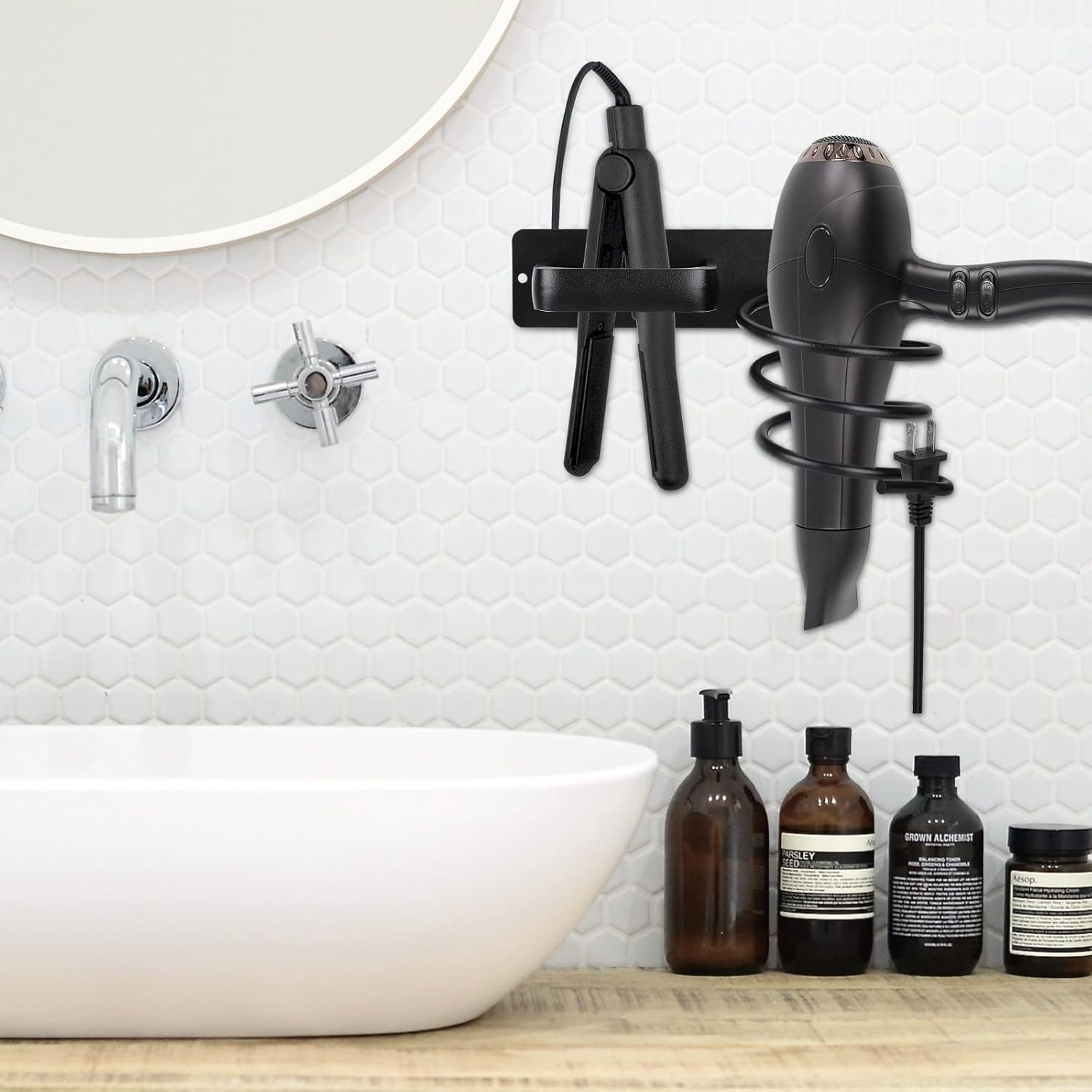 Porte sèche cheveux et support de lisseur : l'organisation parfaite pour votre salle de bain Découvrez notre support mural astucieux pour sèche cheveux et lisseurs, idéal pour les hôtels et les particuliers souhaitant optimiser l'espace de leur salle de bain tout en gardant leur matériel de coiffure à portée de main. Grâce à son range-câbles intégré, dites adieu au désordre et profitez d'un environnement élégant et fonctionnel. – Image 2