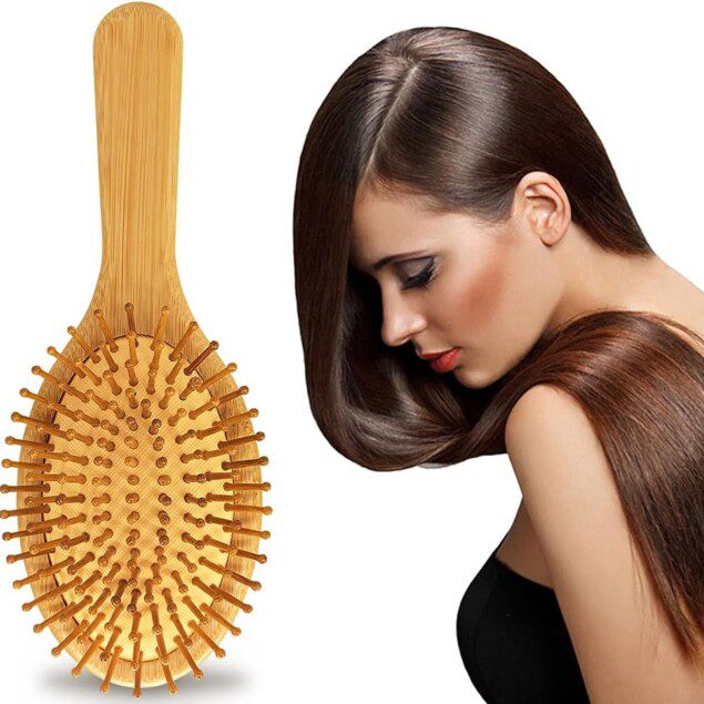 Brosse démêlante en bois naturel : l'alliée idéale pour des cheveux soyeux et sans nœuds pour toute la famille