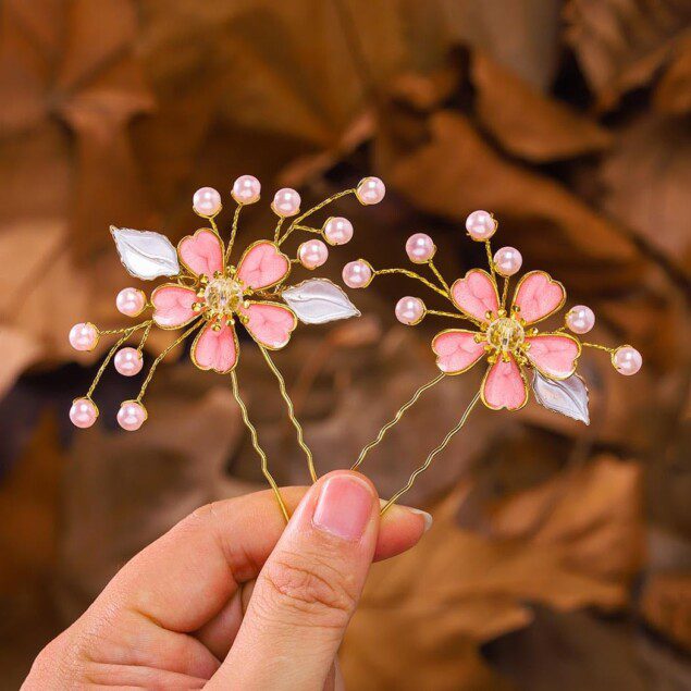 Épingles à cheveux en rose et perle : accessoires élégants pour mariées et demoiselles d’honneur