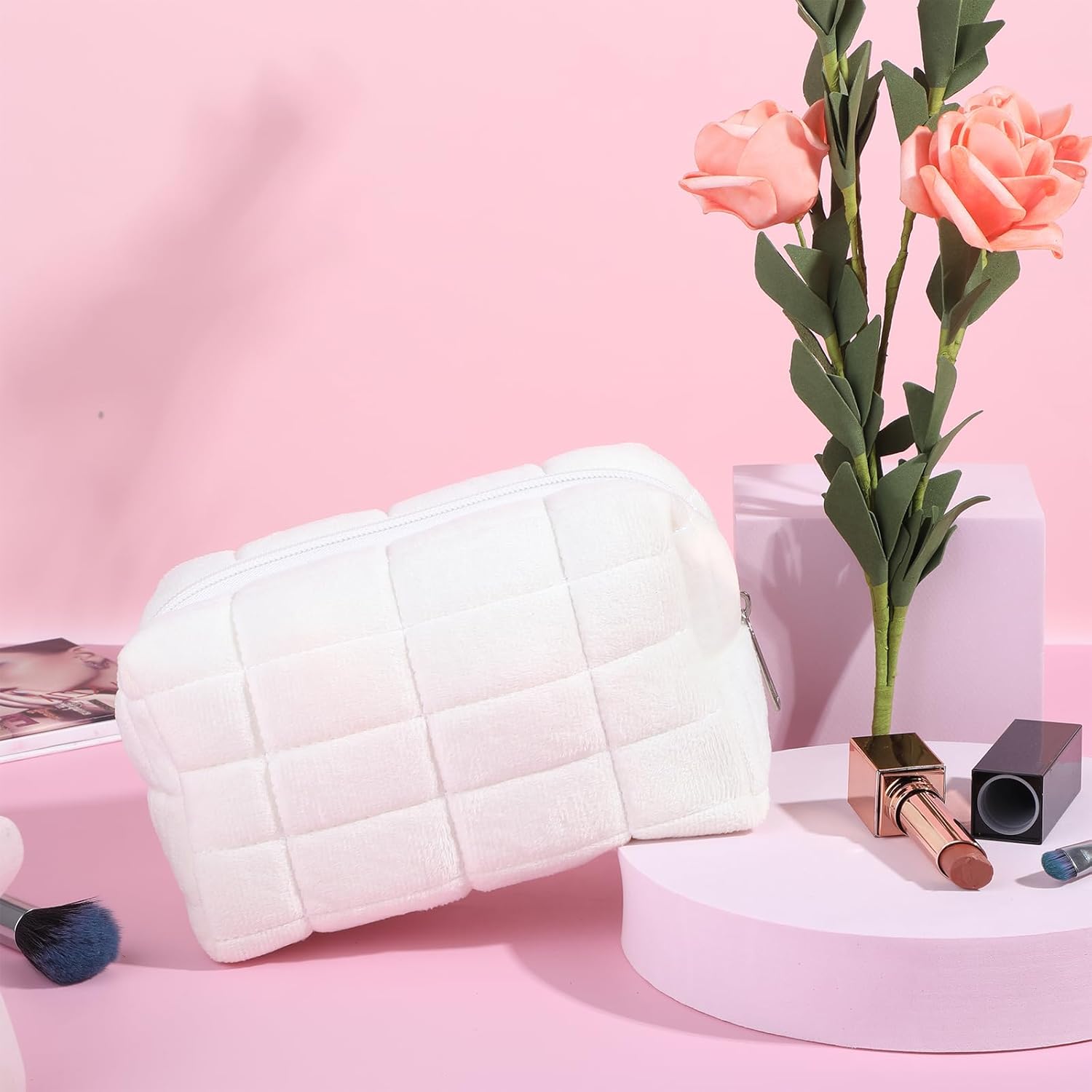 Jolie trousse de maquillage en daim à motif damier : l'accessoire parfait pour les femmes en quête d'élégance lors de leurs voyages – Image 6
