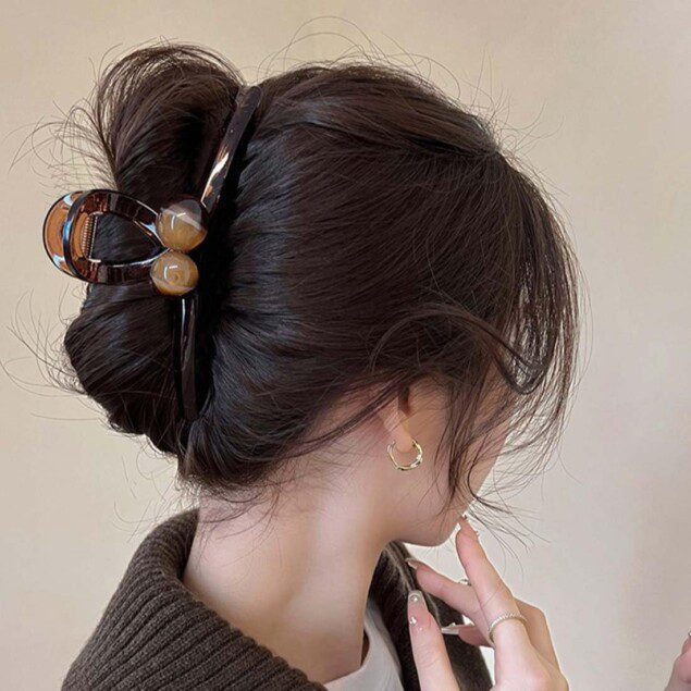 Grandes pinces à cheveux marron avec perles : l'élégance parfaite pour les femmes et filles en quête de style