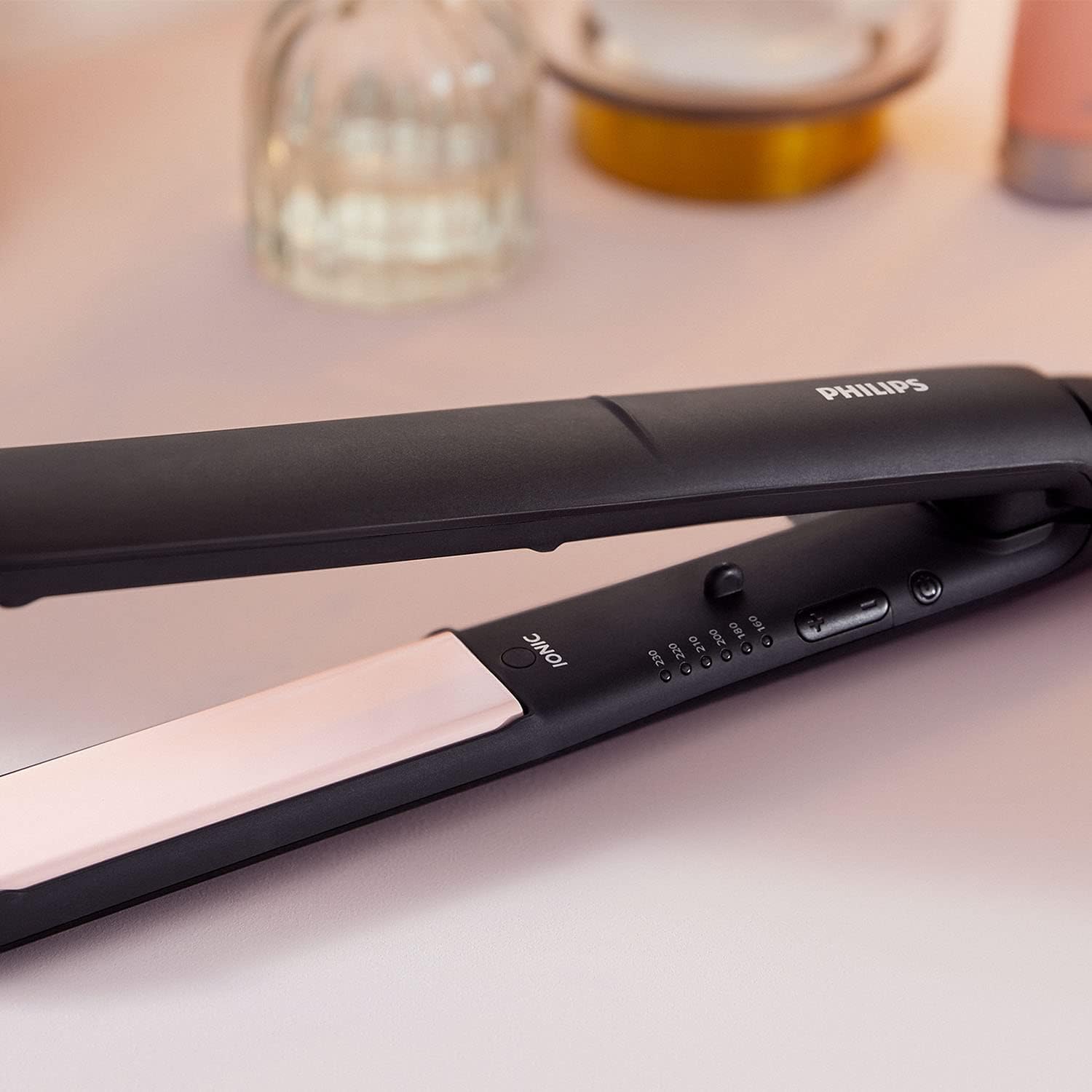 Lisseur ThermoProtect : l'outil essentiel pour des cheveux lisses et brillants Découvrez le lisseur ThermoProtect StraightCare Essential, conçu pour les femmes cherchant à dompter leurs cheveux tout en préservant leur santé. Grâce à sa technologie avancée, obtenez des résultats professionnels à la maison tout en évitant les dommages liés à la chaleur. – Image 6