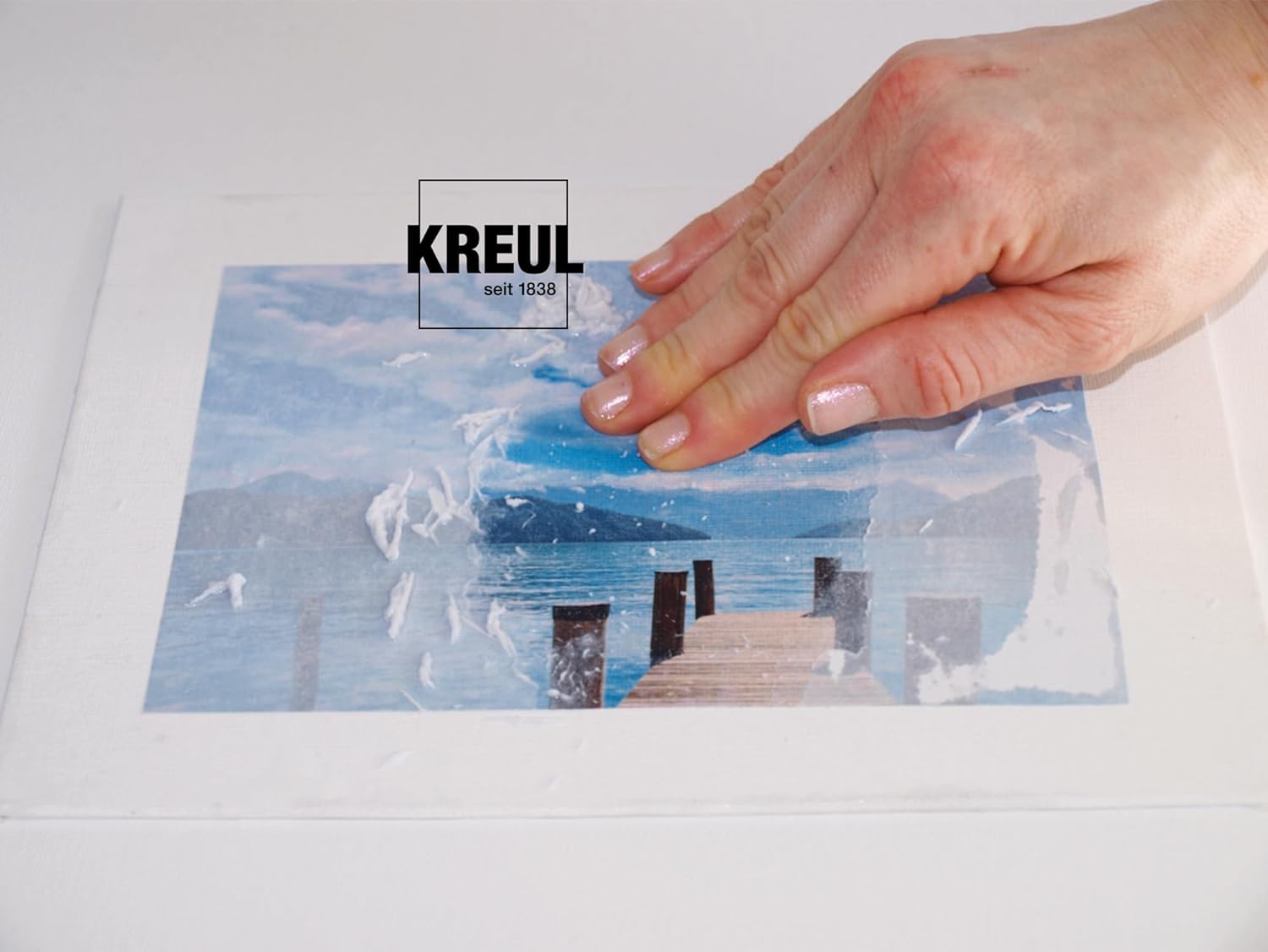 Transfert photo facile : le kit complet pour les passionnés de DIY Découvrez notre set de transfert photo, idéal pour les amateurs de création artistique. Ce kit comprend un médium de transfert, un vernis de finition, un pinceau et une raclette, parfait pour réaliser des transferts d'impressions, de coupures de presse et de photos avec un résultat professionnel. Transformez vos souvenirs en œuvres d'art uniques et personnalisez votre décoration intérieure avec simplicité. – Image 5
