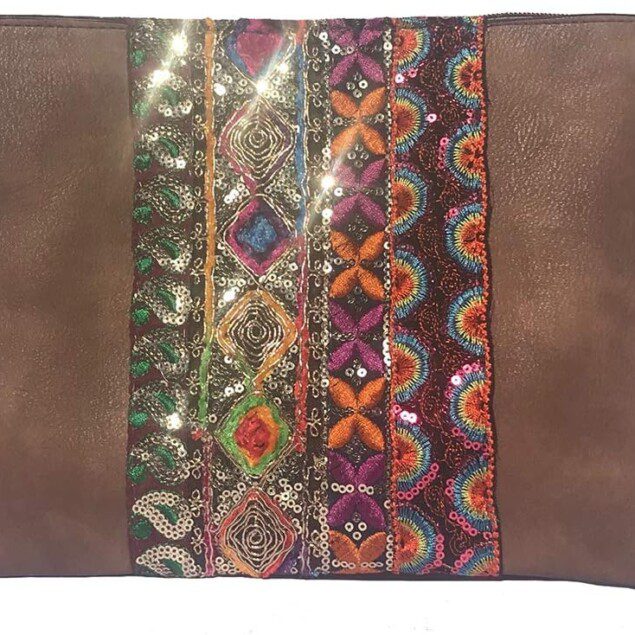Pochette bandoulière en strass : élégance et praticité pour les amateurs de maquillage et de technologie