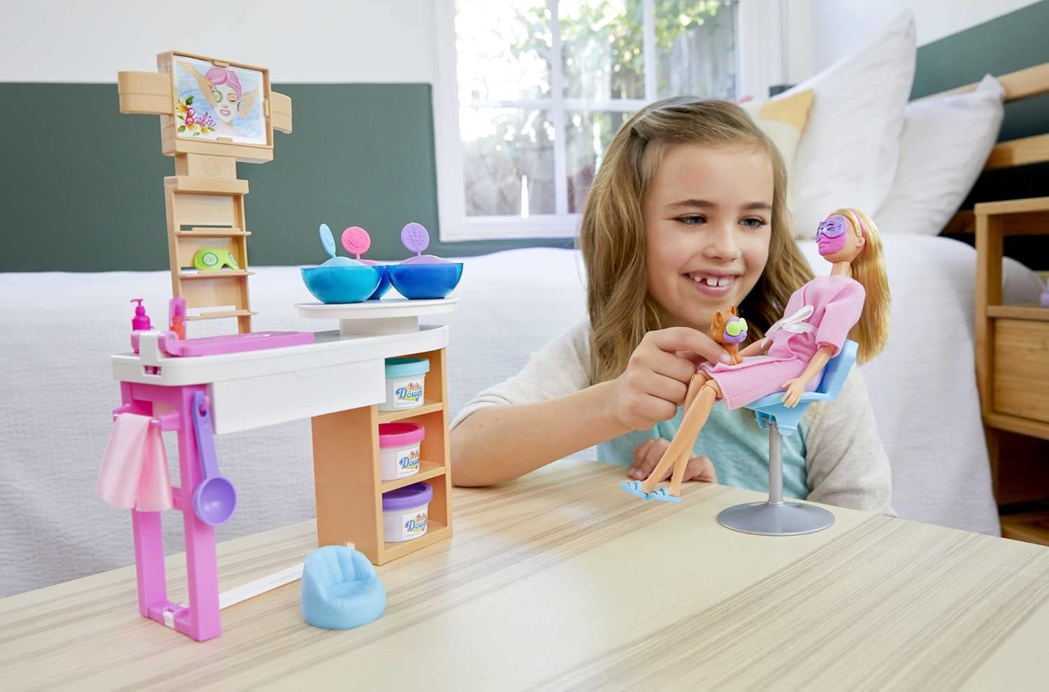 Barbie bien-être : coffret journée au spa pour enfants avec poupée blonde, salon de beauté et accessoires amusants – Image 2