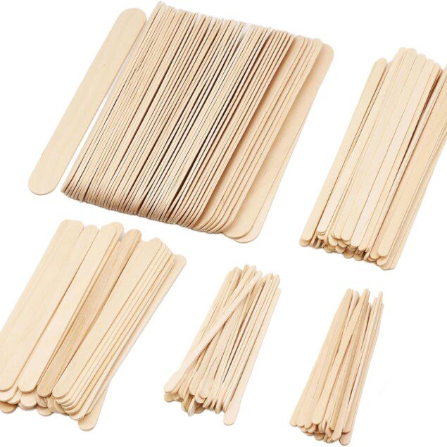 Spatules à épilation en bois : 250 pièces pour un épilateur expert à domicile   Idéales pour le visage, le corps et les lèvres, ces spatules jetables offrent une application précise et confortable pour une peau douce et soyeuse.