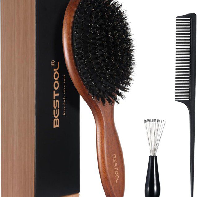 Brosse à cheveux en poils de sanglier : l’alliée idéale pour femmes, hommes et enfants Pour une amélioration de la texture des cheveux fins, optez pour cette brosse en hêtre, naturelle et élégante
