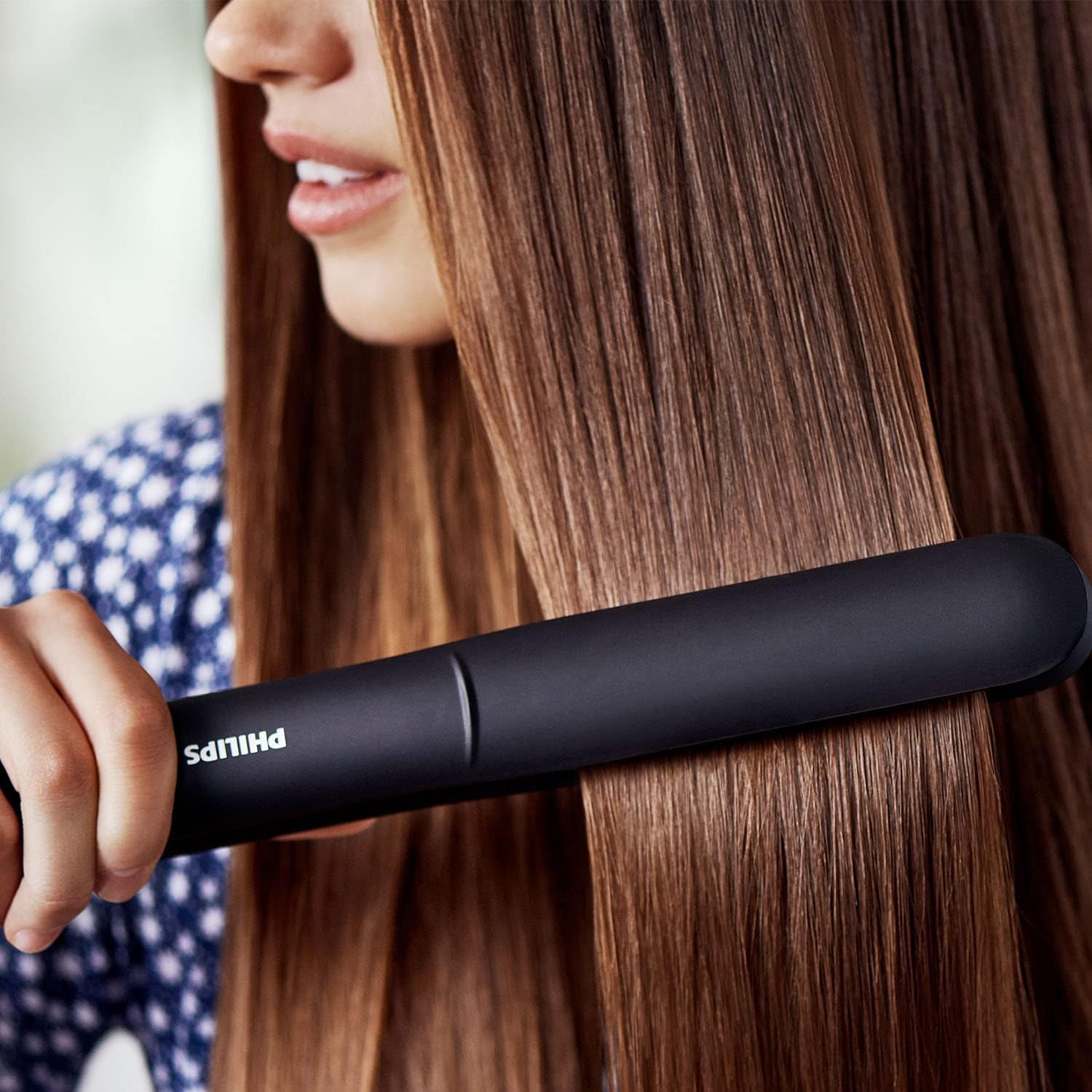 Lisseur ThermoProtect : l'outil essentiel pour des cheveux lisses et brillants Découvrez le lisseur ThermoProtect StraightCare Essential, conçu pour les femmes cherchant à dompter leurs cheveux tout en préservant leur santé. Grâce à sa technologie avancée, obtenez des résultats professionnels à la maison tout en évitant les dommages liés à la chaleur. – Image 7