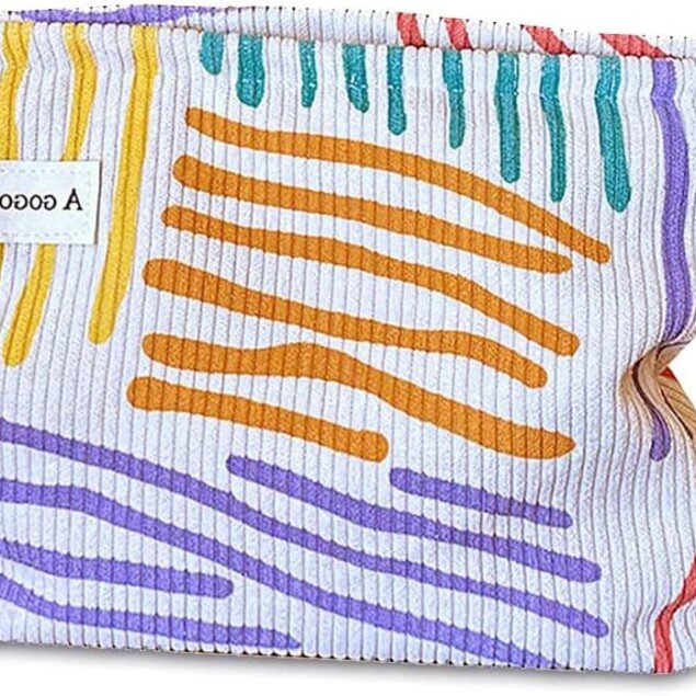Trousse de maquillage pour femme : élégance et praticité dans une petite pochette rayée