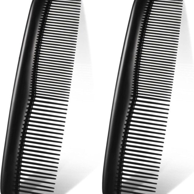 Peignes à cheveux noirs : 2 peignes de poche pour coiffeurs professionnels et passionnés   Découvrez notre ensemble de 2 peignes à cheveux en plastique, parfaits pour la coiffure en salon ou à domicile. Grâce à leurs dents fines et standard, ces peignes sont idéaux pour un coiffage précis et élégant, vous garantissant des résultats impeccables à chaque utilisation.