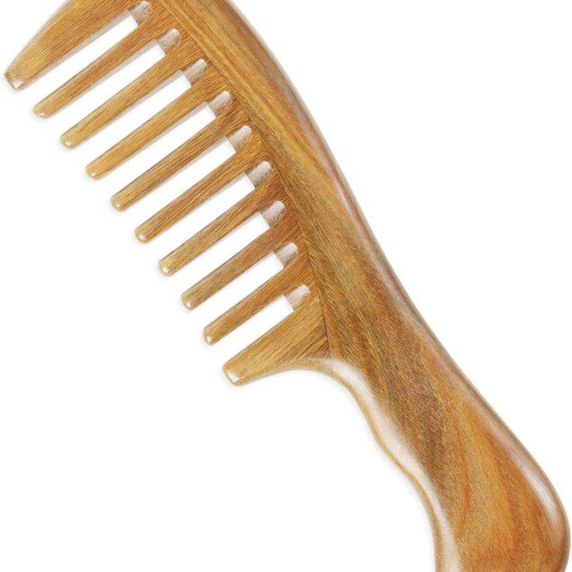 Peigne démêlant en bois de santal naturel : l’accessoire parfait pour des cheveux soyeux et antistatiques