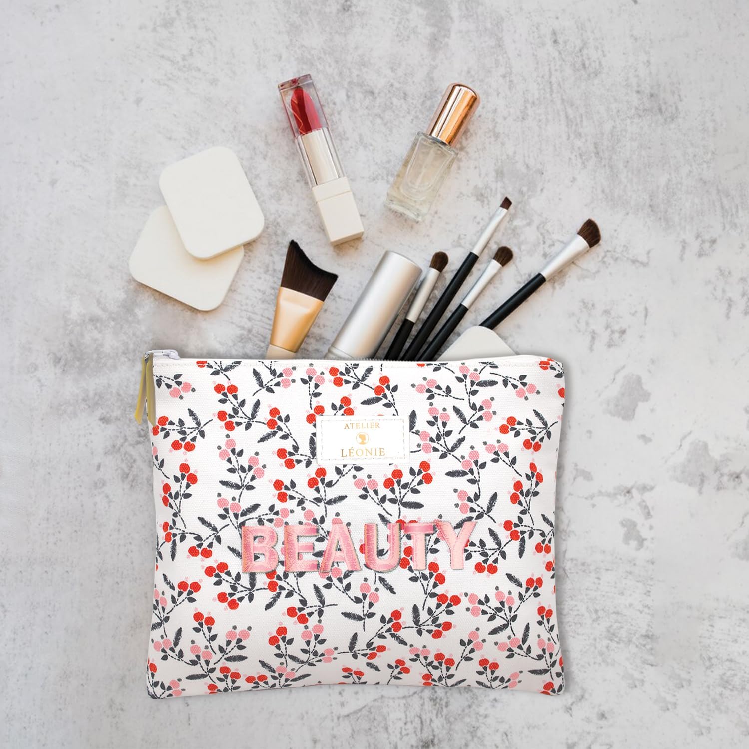 Pochette de toilette femme : trousse cosmétique élégante pour un maquillage toujours en voyage
