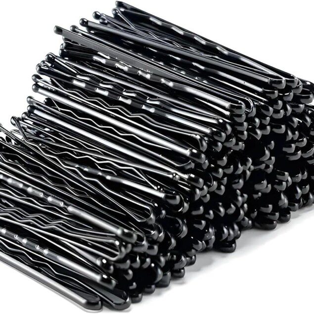Epingles à cheveux standard noir : le lot idéal de 144 pièces pour toutes les coiffures
Développez votre créativité capillaire avec ce lot d'épingles à cheveux en acier, parfait pour tous types de cheveux. Idéal pour les professionnels ou les amateurs de coiffure, ce set vous offre la flexibilité et la durabilité nécessaires pour réaliser des coiffures élégantes et sécurisées en toute simplicité.