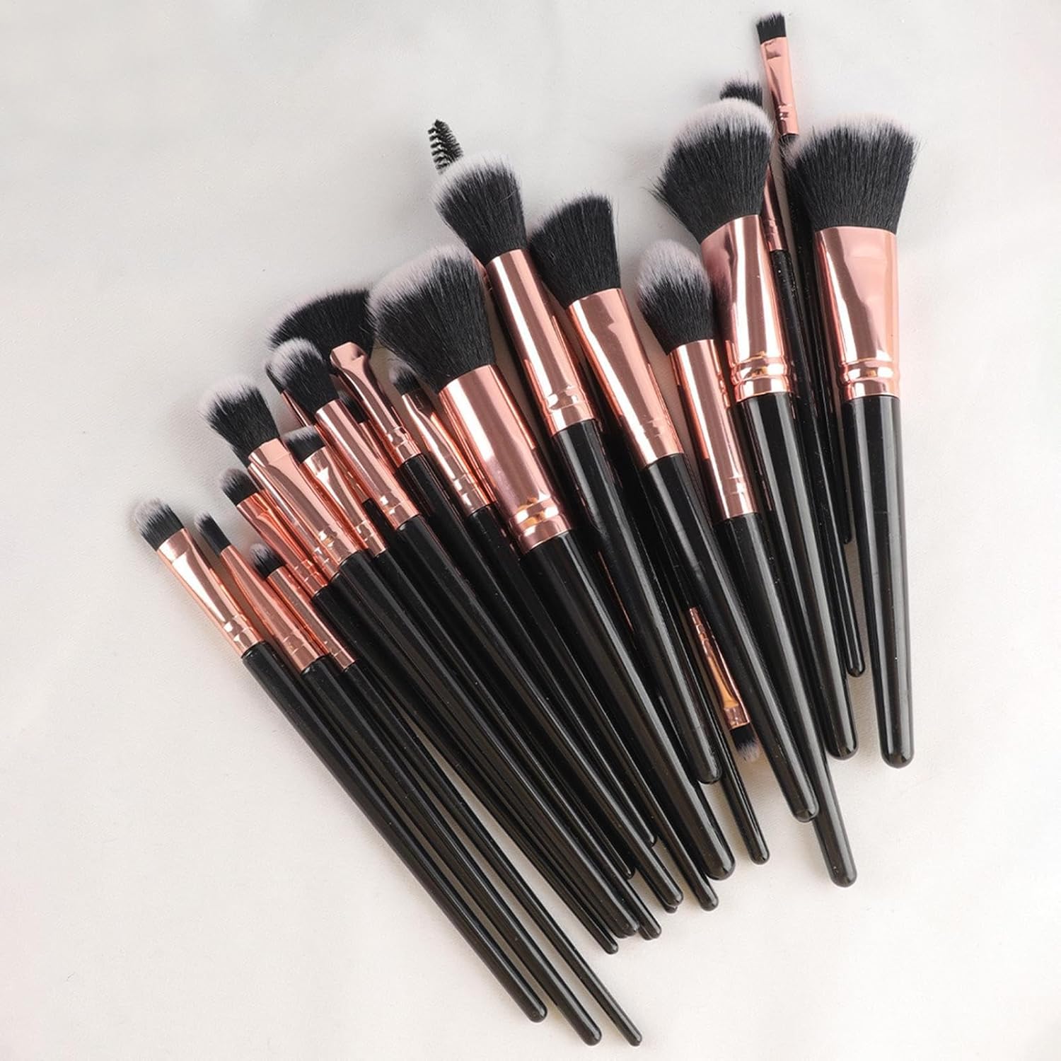 Pinceaux de maquillage : set élégant avec sac de rangement pour un teint parfait Kit complet avec blender éponge, idéal pour les passionnées de beauté – Image 6