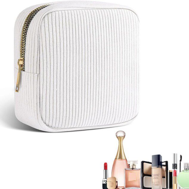Petite pochette élégante : la trousse de toilette parfaite pour les femmes en voyage
