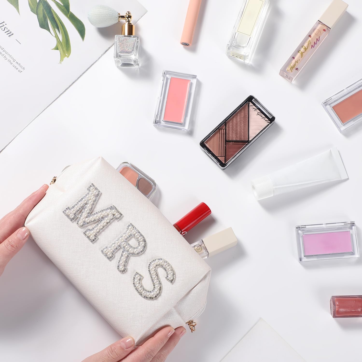 Trousse de maquillage pour la bride to be : le cadeau idéal pour un enterrement de vie de jeune fille élégant – Image 5