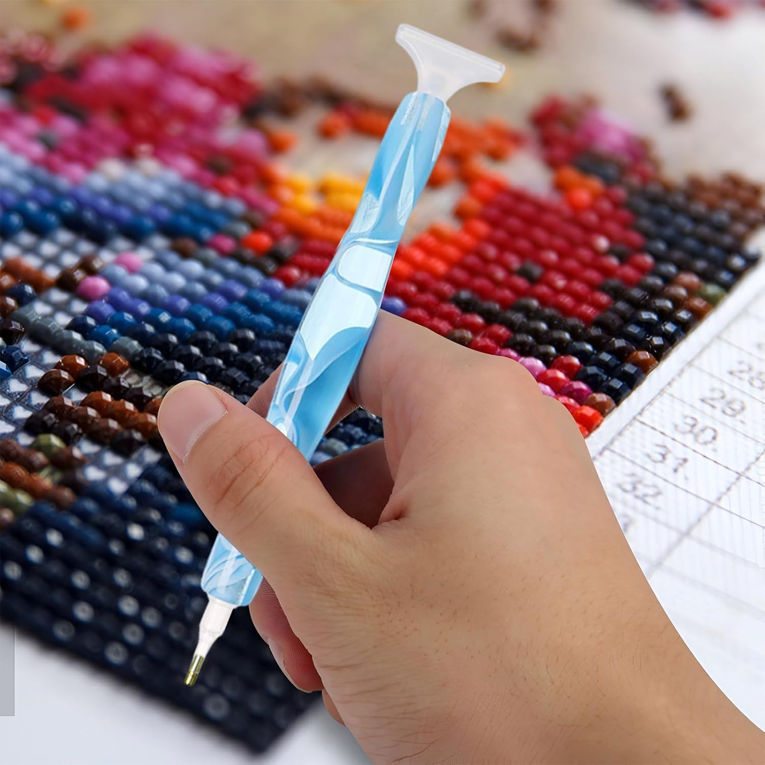 Stylo diamant painting : le trio essentiel pour les passionnés de bricolage Découvrez notre set de 3 stylos diamant painting, conçu pour les amateurs de loisirs créatifs, afin de rendre vos projets de peinture en diamant encore plus précis et agréables. Avec ces accessoires de qualité, donnez vie à vos œuvres et profitez d'une expérience de bricolage inoubliable. – Image 4