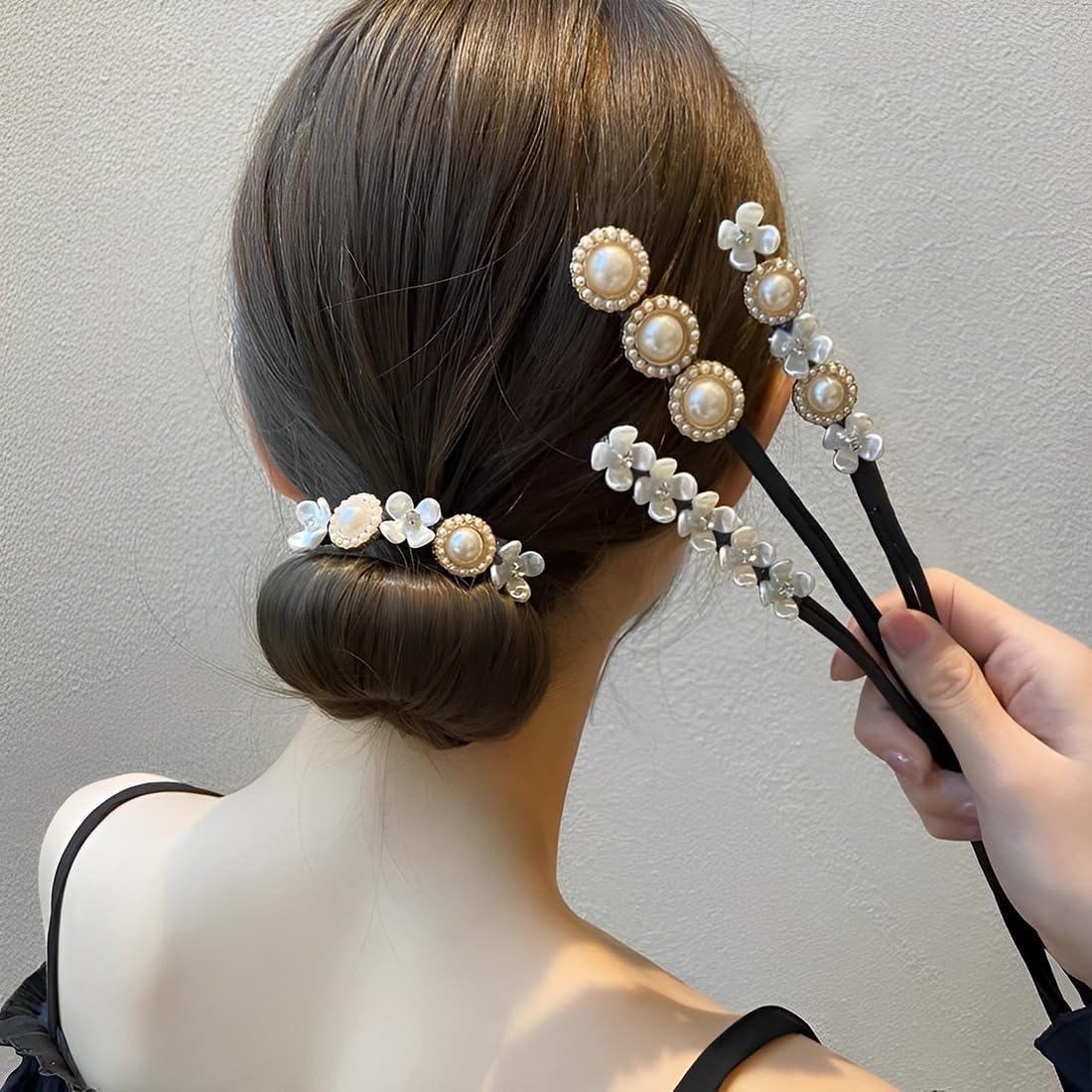 Chignon magique : 3 pièces pour un coiffage facile et élégant Découvrez notre ensemble de 3 pièces de chignon magique, idéal pour créer des coiffures donut ou bouclées en un rien de temps. Parfait pour les femmes pressées qui souhaitent ajouter une touche sophistiquée à leur look quotidien, cet accessoire de coiffure vous promet une tenue impeccable tout au long de la journée. – Image 3