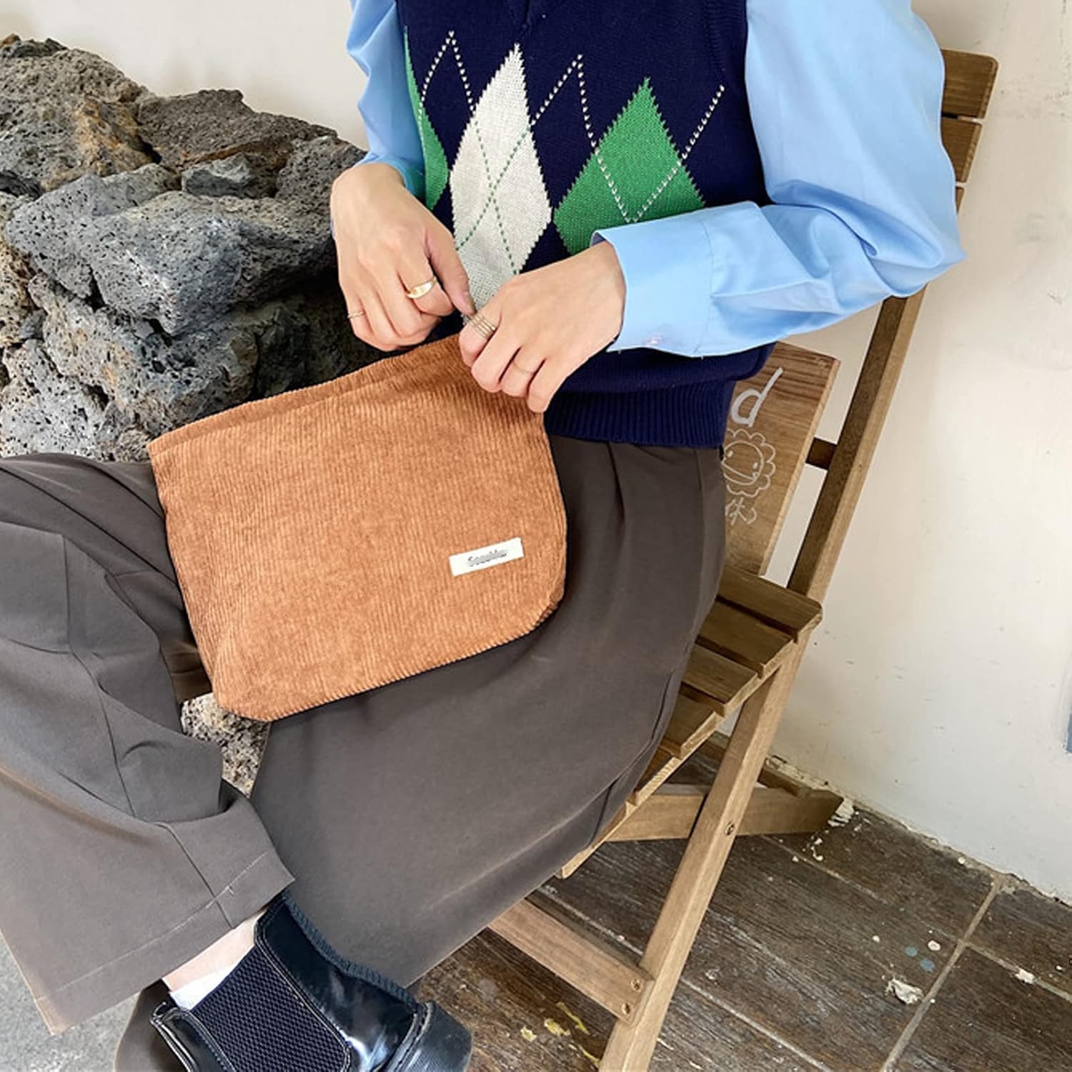 Trousse de toilette voyage : élégance et praticité pour les globetrotteurs Découvrez notre trousse de maquillage en velours côtelé avec 3 flacons de voyage, idéale pour vos escapades, le gym, ou les affaires – Image 6