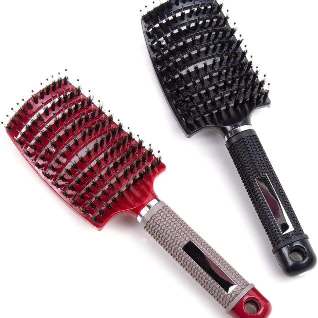 Brosse à cheveux en poils de sanglier : l'alliée parfaite pour les cheveux doux et brillants
Pour les femmes soucieuses de leur coiffure, cette brosse démêlante diffuse l'huile capillaire et lisse les frisottis tout en accélérant le séchage.