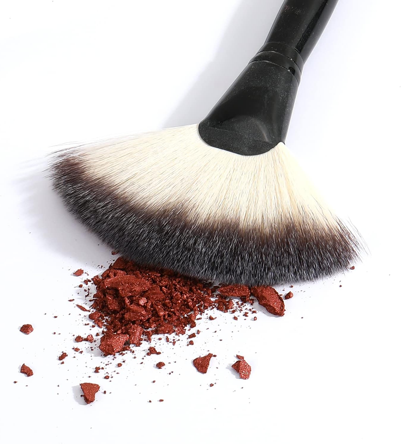 Brosse professionnelle en pinceau éventail : l'outil idéal pour un teint lumineux et naturel Pour les passionnés de maquillage, cette brosse en nylon facilite l'application de fond de teint et de poudre, garantissant une finition impeccable. – Image 5