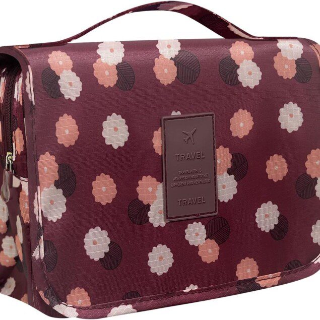 Trousse de toilette femme voyage : l'accessoire indispensable pour un camping en plein air, pratique et élégante