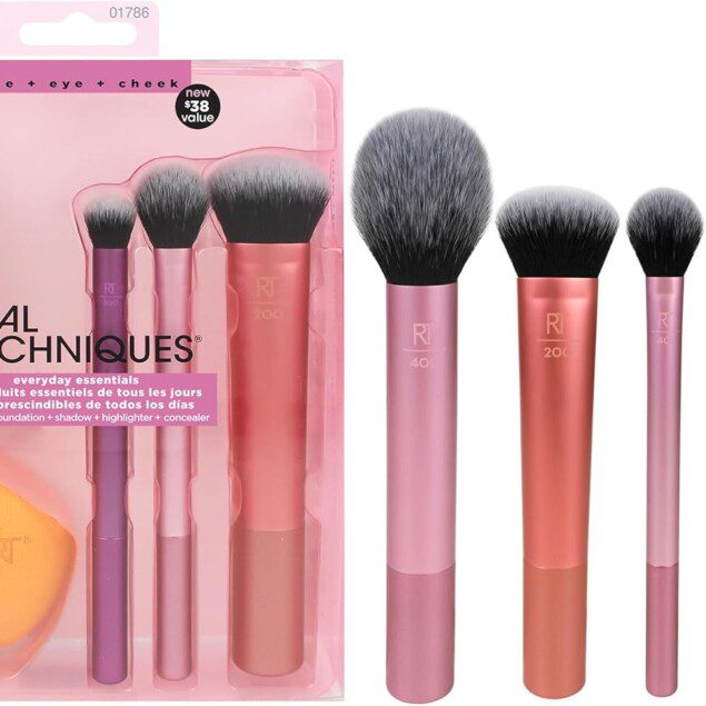 Pinceaux à maquillage et éponge Everyday Essentials : l'ensemble parfait pour les passionnées de maquillage Découvrez les 5 pièces essentielles pour un teint impeccable, sans cruauté envers les animaux