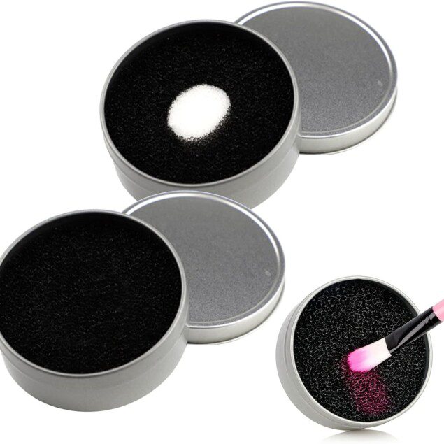 Pinceau de maquillage : éponge et boîte de nettoyage pour un teint parfait   Découvrez notre éponge nettoyante et sa boîte pratique, idéales pour les passionnées de maquillage désireuses d'obtenir des pinceaux impeccables et prolonger leur durée de vie.